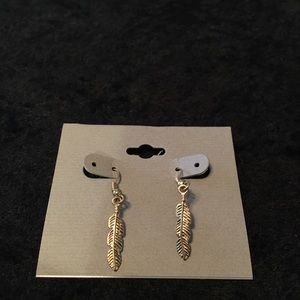 Feather earrings gold color
